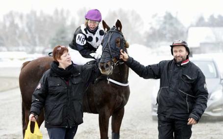 HÄNT SEN SIST ESKILSTUNA 3 FEBRUARI Rikard Lindh hade fyra hästar till start och det var Oskar Kylin Blom som körda alla fyra. Rikard kunde vända hemåt med ett riktigt bra facit.