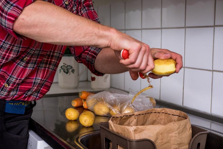 Inledande bestämmelser Med hushållsavfall avses avfall som kommer från hushåll samt därmed jämförligt avfall från annan verksamhet.