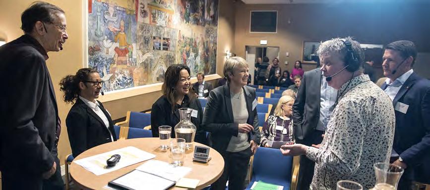 Publika aktiviteter NÄRVARO I MEDIER SVT-medarbetare förbereder paneldeltagarna inför inspelning av seminariet Hur ska fler komma in på arbetsmarknaden? som direktsändes från Medelhavsmuseet.