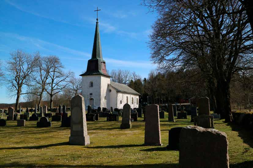 Järbo kyrka 1 :1, Järbo kyrka Till kyrkoanläggningen hör kyrkan med omgivande kyrkogård, ett bårhus ( 1955 ), en förrådsbyggnad ( tidigare vapenhus, 1800-tal ), före detta kyrkstallar ( nu förråd,