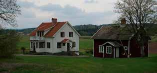 På gården finns också en ladugård enligt uppgift från 1916 samt en jordkällare. Bostadshusets karaktär och utformning. Fönstrens placering, material och utformning.
