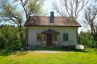 Huseby 1 :5, Hasslekas Gård med bostadshus, ladugård, magasin och garage belägen intill skogskanten och i anslutning till öppet odlingslandskap.