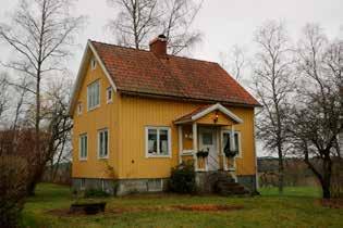 Färgelanda-Tveten 1 :13 Bostadshus med trädgårdstomt belägen i anslutning till öppet odlingslandskap. Huset är enligt uppgift från 1940-talet och har en putsad grund med källare.