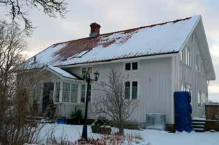 Skallsjö 3 :38, Bråtekas Gård med bostadshus, ladugård och uthus belägen i öppet odlingslandskap. Bostadshuset är enligt uppgift från 1916. Fasaden är klädd med stående profilerad locklistpanel.