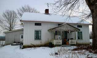 Skallsjö 3 :40 Gård med bostadshus, ladugård, uthus och garage belägen i öppet odlingslandskap. Bostadshuset är enligt uppgift från 1883 och uppfört på naturstensgrund.