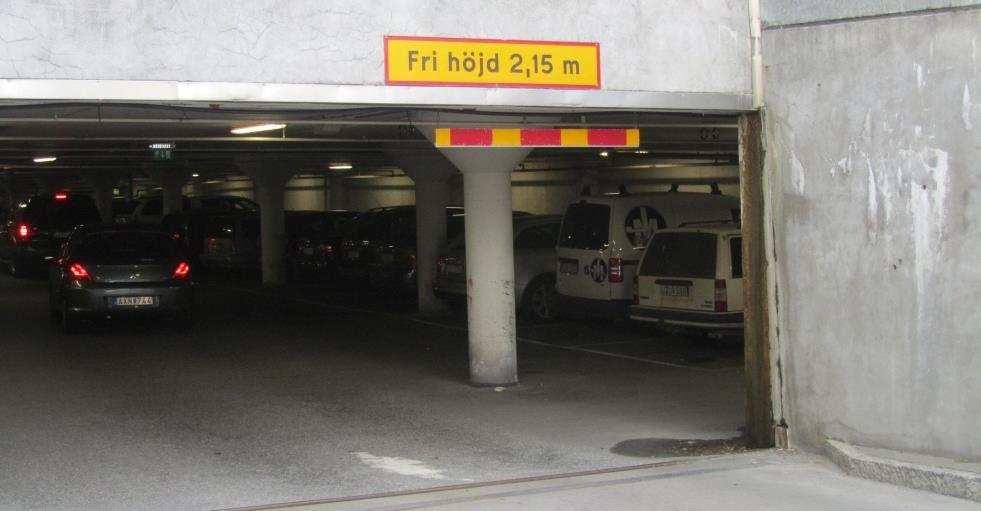 Tidigt i utredningsarbetet utreddes möjligheten att ambulanstransporter till den nya vuxenakuten skulle ske via garaget under entréplatsen vid