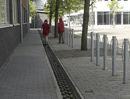 Gångarna mellan husen kantas av