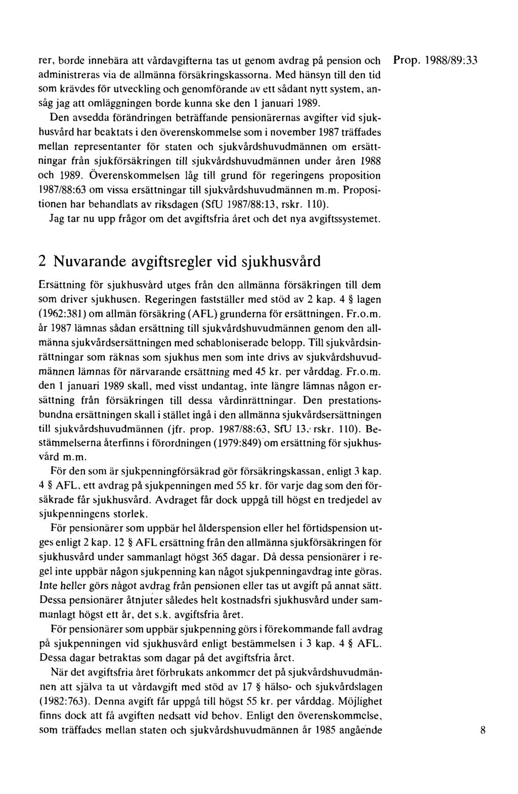 rer, borde innebära att vårdavgifterna tas ut genom avdrag på pension och Prop. 1988/89:33 administreras via de allmänna försäkringskassorna.