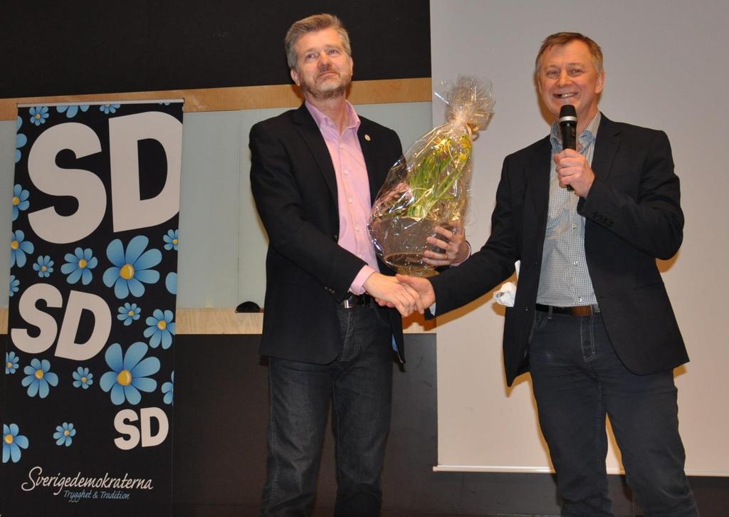 Distriktsordföranden Jörgen Grubb avtackar Per