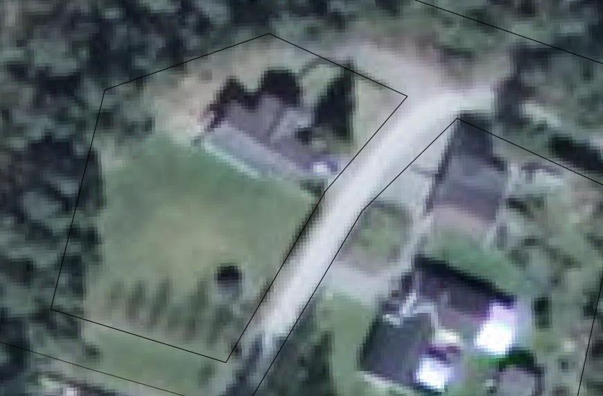 Flygfoto från 2012. 2017-08-30 inkom fastighetsägarna med information att de bedömer åtgärden vara bygglovsbefriad med hänvisning till genomsynligheten i byggnadsverket.