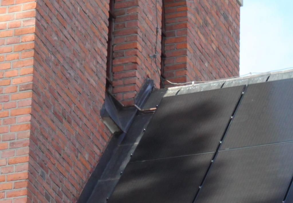 Figur 8 Kabeln från solpanelerna har dragits i ett kopparrör