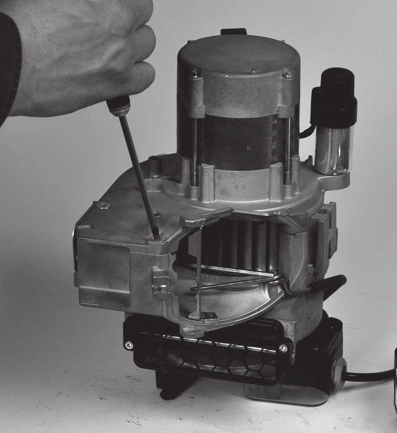5.1.2 Byte av fläktmotor 1. Bryt huvudströmmen och koppla bort Eurosteckern från brännaren och stäng av gasen. 2.