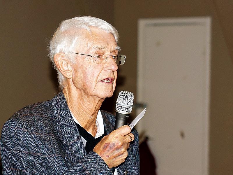 Värdinnorna hade som vanligt ansträngt sig att ta upp årstiden i dukningen.