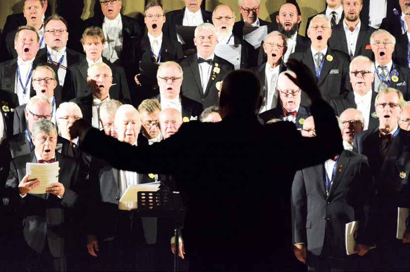 Manstarkt. Förbundsdirigent Henrik Wikström leder förbundskören under avslutningen av lördagens samkonsert.