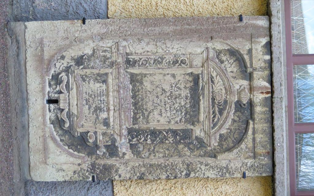 Två gravhällar och en minnestavla De två gravhällar samt minnestavlan är placerade invid den norra kyrkväggen och de är alla av kalksten.