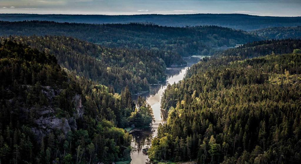 Vid Kaserna i nordöstra delarna av Munkedal ligger Friluftsfrämjandets kanotcentral naturskönt vid strandkanten av sjön Vassbotten.