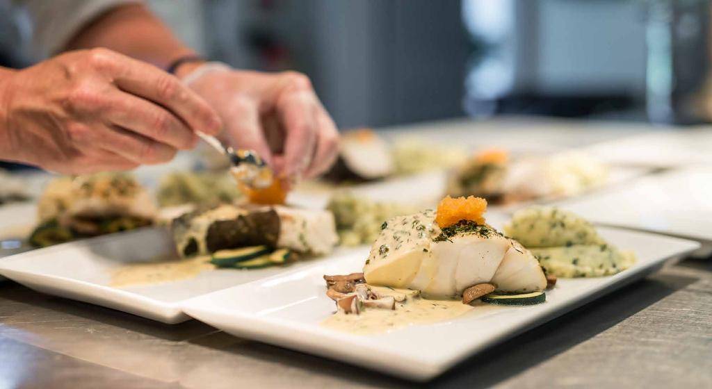 MAT Uppläggning i köket på Munkedals Herrgård Matupplevelse förbereds på Ulkeröds Gård Med råvaran i fokus och förkärlek för det närproducerande ger områdets kockar dig en smakupplevelse att minnas