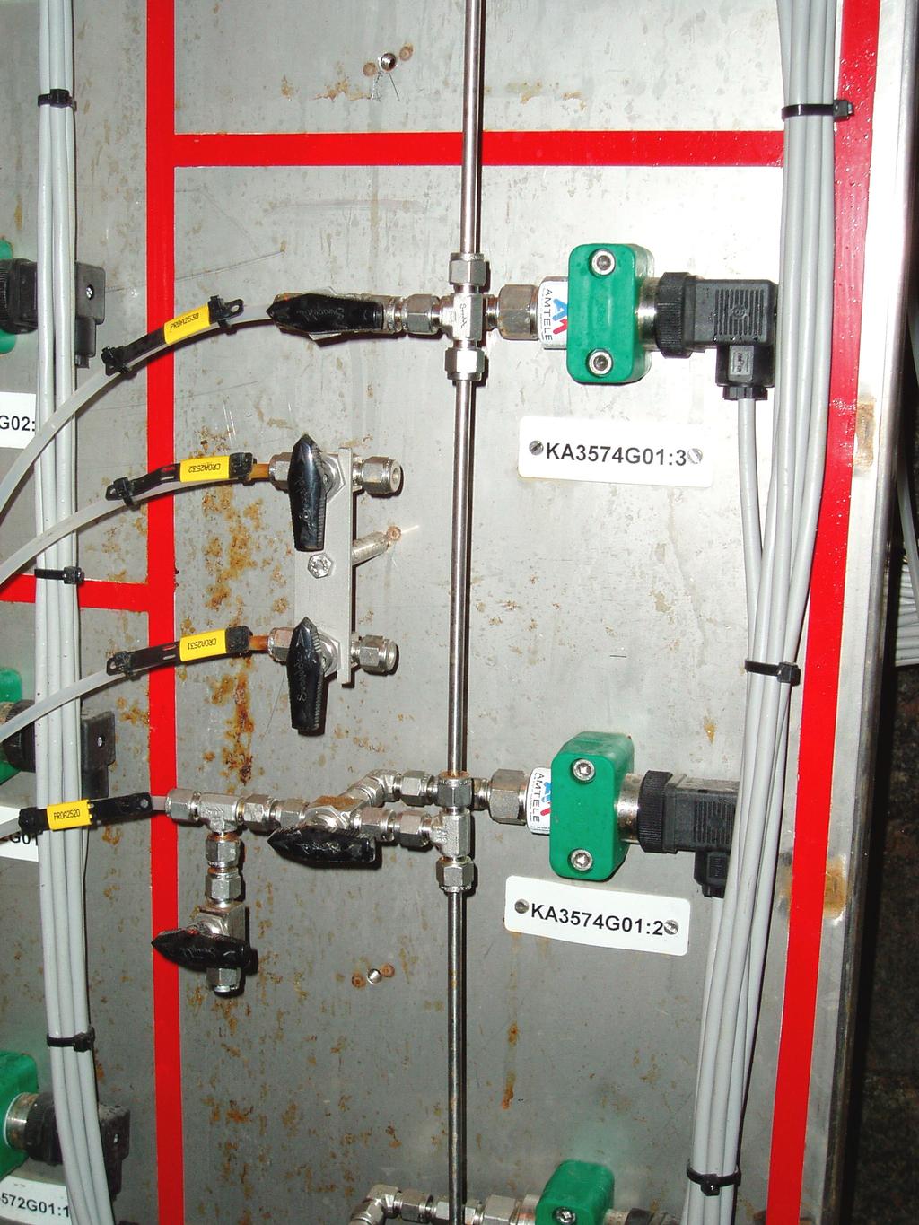 4.2 Pressure sensors The pressure in a borehole is transmitted via a plastic tube directly to a pressure transducer, see Figure 4-2.