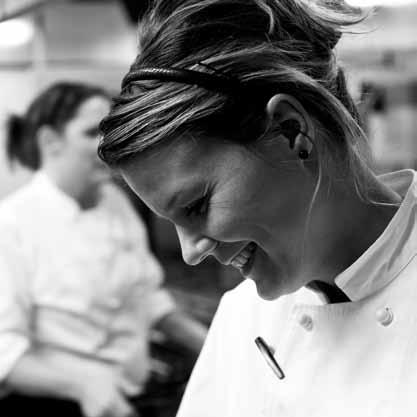 À L A C A R T E M E N Y H Ö S T 2 0 0 9 VARMT VÄLKOMMEN TILL RESTAURANGEN Med en avslappnad och spännande miljö och med varmt, personligt bemötande vill vi göra ert besök minnesvärt.