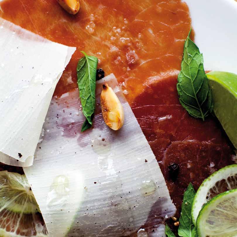S h a r i n g f o o d M e d e l h a v e t Minimum 2 personer. Pris 385 kronor per person. F ö r r ä t t e r Antipasti Charkuterier, grönsaker, ost, pesto och bröd.