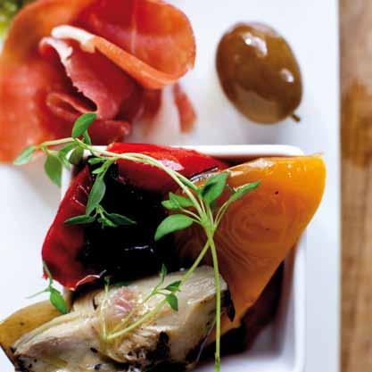 F Ö R R Ä T T Antipasti Charkuterier, grönsaker, ost, pesto och bröd.