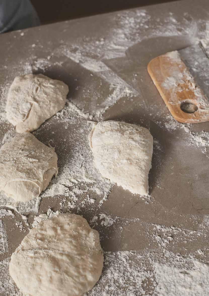 I inredningsstilen Modern har vi med hjälp av en inredare tagit fram en stil för dig som vill och vågar lite mer i din fasta inredning.