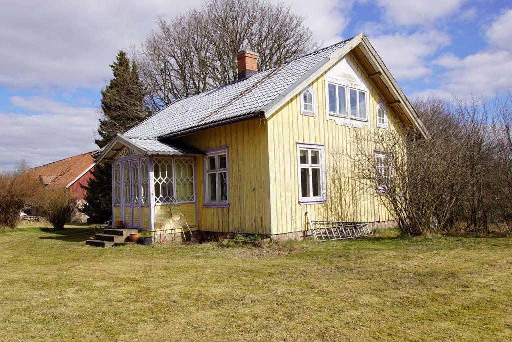 Skog, jord, fritid, söder om Floby Gård i Bragnum 6 km söder om Floby. Ca 19 ha mark, fördelat på 3 st. skiften, varav ca 12 ha skog, ca 6,5 ha inägomark, enligt skogsbruksplan.