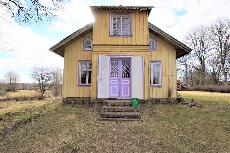 Trädgård inramad med stenmurar och i trädgård finns några äldre fruktträd.