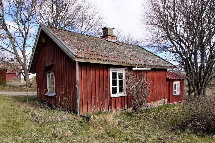 plåt. Uthus Yttermått ca 4,9 x 10,5 meter (Källa mått: säljare).