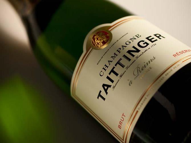 Chardonnaydruvan är det dominerande inslaget i husets stil, som karaktäriseras av lätthet, elegans och