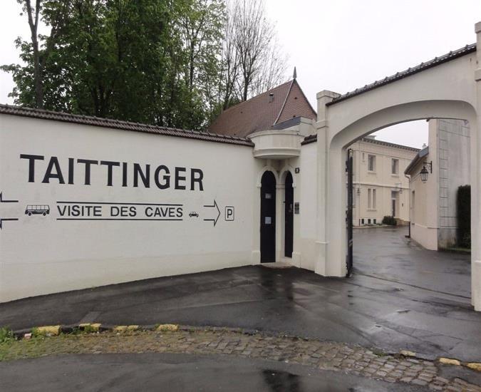 Efter jäsning och buteljering har vinet lagrats ytterligare fyra år på jästfällningen och utvecklat en