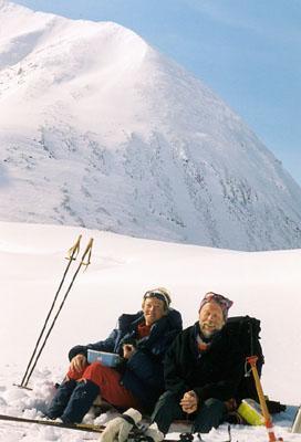 Vi är nu på 1530 meters höjd, och har Vierramvare på ena sidan (1700 meter) och branten mot toppen på andra sidan. Österut öppnar sig landskapet ner mot Nikkaluokta.