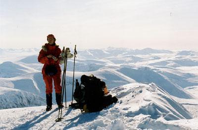 Efter en kort vätskepaus i Kaffedalen tar vi på skidorna, trampar nerför branten från Kaffedalen och har därefter en suverän åkning ner till Singi.