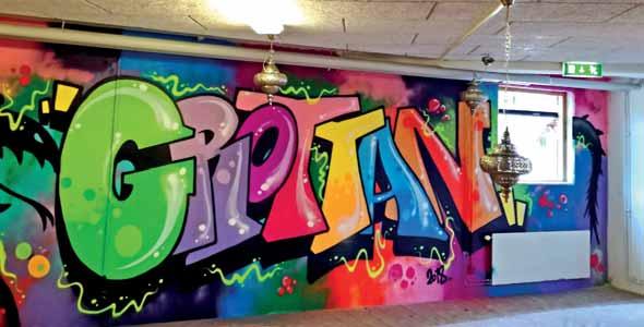 Fritidsgården Grottan, Graffittivägg målad sommaren 2018 Fritidsgårdar Verksamhetsansvarig: Annika Loman.... 0325-57 64 25 Fritidsledare: Lorena Mladenovic... 076-643 05 58 Sam Seify.