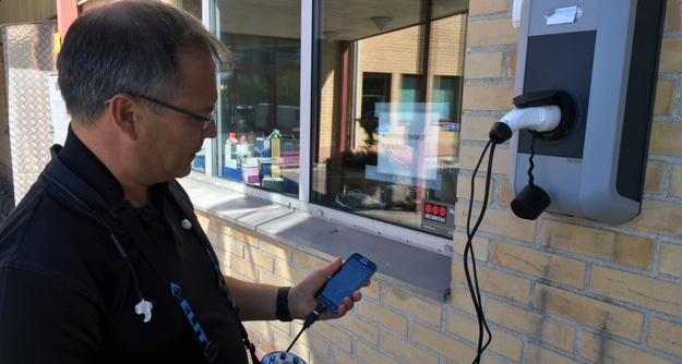 I programvaran simulerar man de olika statusar som laddstationen och elbilen går igenom innan laddningen startar. På så sätt kan man verifiera laddstationens funktion.