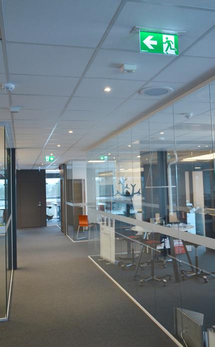 Där sker övervakningen och där gör du dina inställningar. Systemets status avläses på panelens skärm och de rapporter som behövs för att dokumentera utförda tester plockas ut med hjälp av en USB-port.