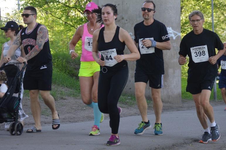 Föräldrarna som joggade med dem fick en extra uppvärmning inför milloppet. Lördagsflanerande stockholmare mötte en ovanlig syn! Starten har gått!