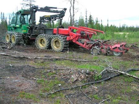 Figur 2. Markberedning med Huminmix-tekniken, här under arbete med sådd. Fräshjulet åtföljs av humusavvisare och mikroprepareringshjul. Fröspridning sker omedelbart bakom prepareringshjulet.