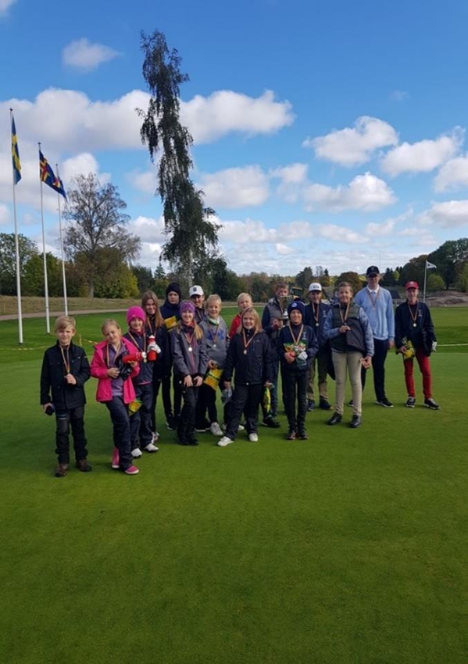 Skolmästerskapen Söndagen den 7 oktober och lördagen den 13 oktober avgjordes skolmästerskapen i golf för tredje gången. Utspritt över två dagar hade vi 23 starter.