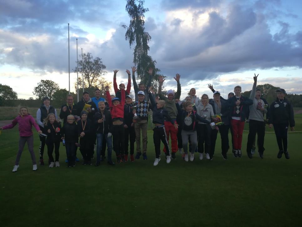 Avslutningsscramble, Knatteavslutning & Halloween golf I slutet av säsongen har vi en avslutningsscramble (9 hål) på Kungsbanan samt middag i restaurangen.