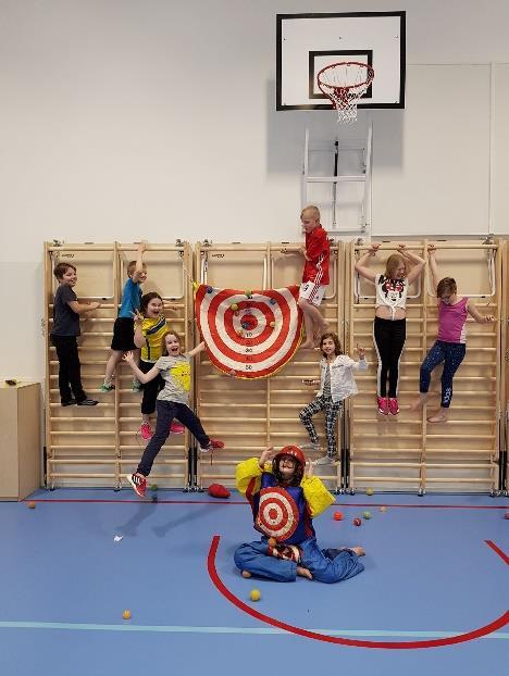 Därtill har vi varit med på skolidrottsdagarna och vi räknar med att ca 800 elever har
