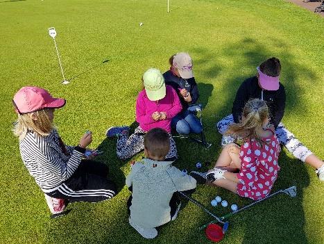 Träningsverksamhet Knattar & Golfäventyret Inom Knatteverksamheten har vi jobbat med 4 olika grupper - en på måndagar, två grupper på tisdagar och en grupp på onsdagar.