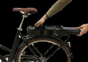 Tänk på a+ föra in ba+eriet Cll det låser fast sig och a+ det inte kommer fukt emellan. Charge Battery The ba+ery may be charged on the bike or taken out and charged in other locacon. 1.
