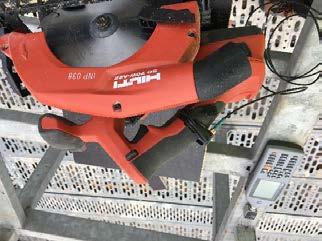 Mätningen utfördes i enlighet med gällande standard ISO 5349-2 [7]. Figur 7. Mätning av vibrationsnivåer med vibrationsmätare (t.v.) och vibrationsmätare (t.