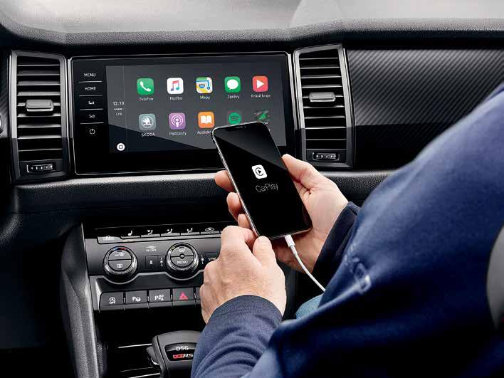 SMARTLINK+ Med systemet SmartLink+ (ŠKODAs konnektivitetspaket med stöd för Mirrorlink, Apple CarPlay, Android Auto) ger bilens infotainmentsystem föraren möjlighet att på ett säkert sätt använda