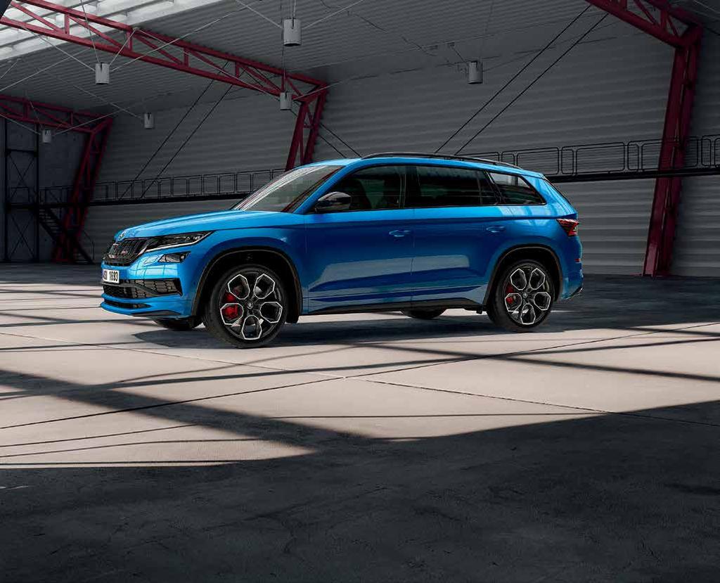 FÅR DITT HJÄRTA ATT SLÅ SNABBARE, ÄVEN NÄR DU HAR PARKERAT Distinkta stötfångare i karossens färg och blanka svarta detaljer som kylargrillen, lister längs