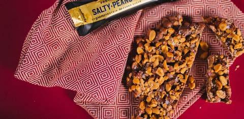 Ingredienser: 200g rostade jordnötter 100g Sockerfria minimarshmallows 200g mörk choklad 1st Barebells Proteinbar Salty Peanut 1tsk havssalt BAKA MED BAREBELLS 1. Smält chokladen i micro 2.
