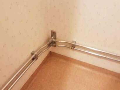 Entréplan / Dusch/Wc Fuktindikering med förhöjda fuktindikationer lokalt på golvet vid golvbrunn. Våtrummet har äldre ytskikt där rörgenomföring finns i vägg i duschzon.