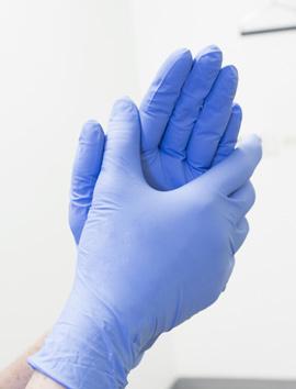 Basala hygienrutiner innebär: God handhygien Handskar Plastförkläde Tillämpa alltid dessa rutiner. Gäller för samtliga personalkategorier och till alla patienter.