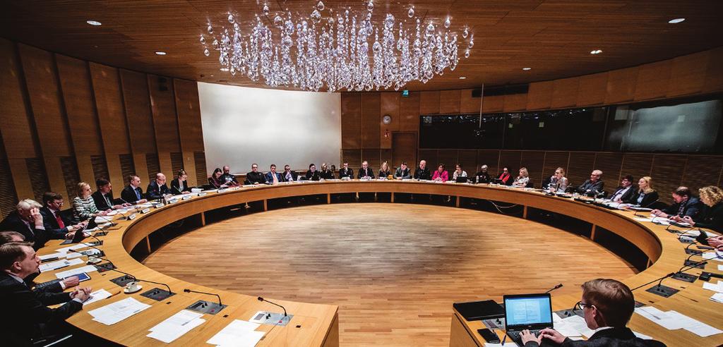 Offentligheten i utskottens arbete I motsats till riksdagens plenum är utskottens sammanträden inte offentliga och de hålls därför bakom stängda dörrar.
